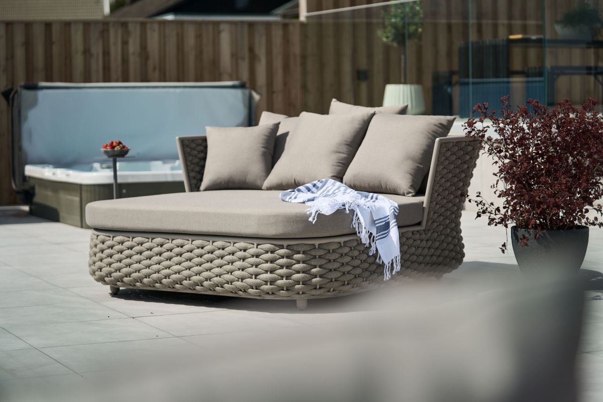 Fjordholmen Daybed / Tagesbett taupe mit Kissen und Hülle, Hillerstorp