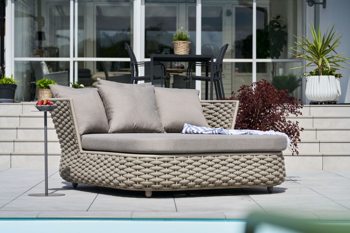 Fjordholmen Daybed / Tagesbett taupe mit Kissen und Hülle, Hillerstorp
