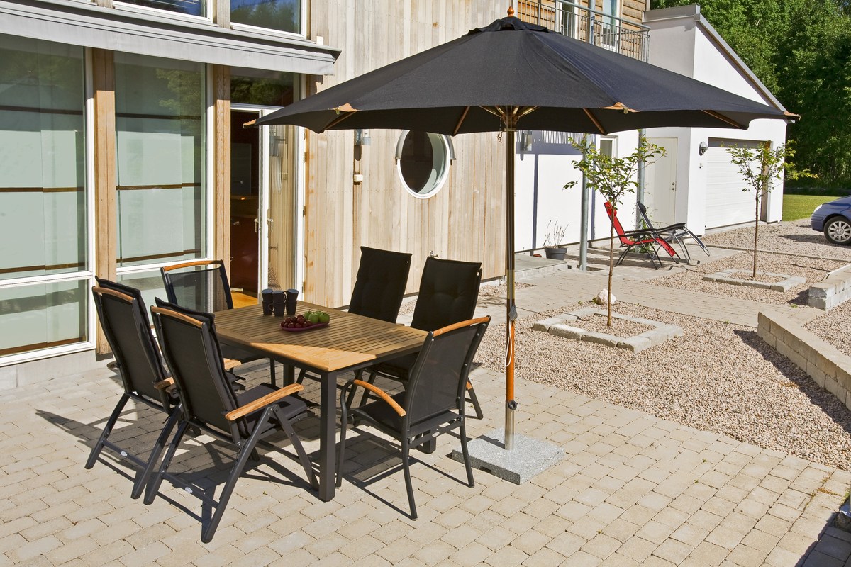 Nydala Stapelsessel Alu/Textilene schwarz mit Teak-Details