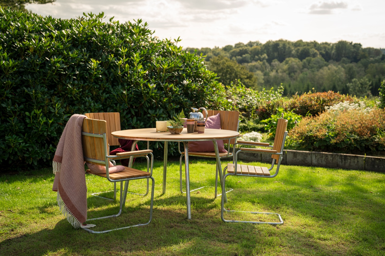 Sandhamn Gartentisch rund Ø120 cm, Teak natur/Stahlrohr galvanisiert