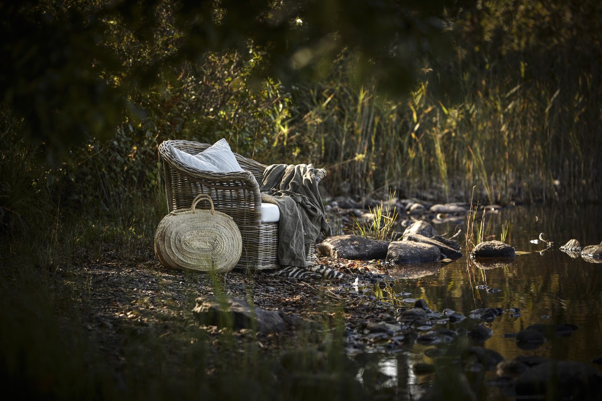 Edsklinta Rattansessel natur mit weißen Kissen von Hillerstorp