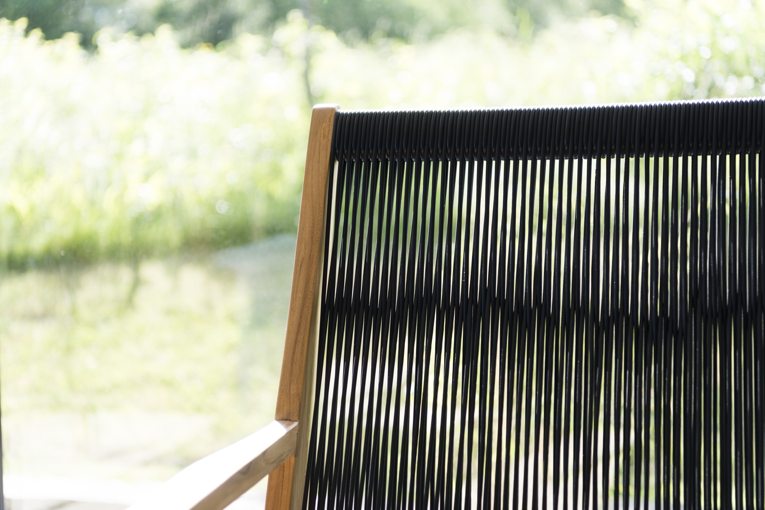 Ardernäs Teak-Gartensessel / Loungesessel mit schwarzer Schnurbespannung