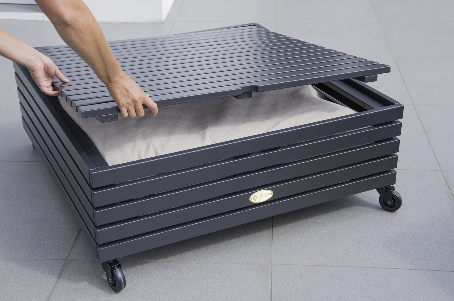 Bara Vara Hocker mit Stauraum, Lounge-Modul aus orkangrauem Kiefernholz