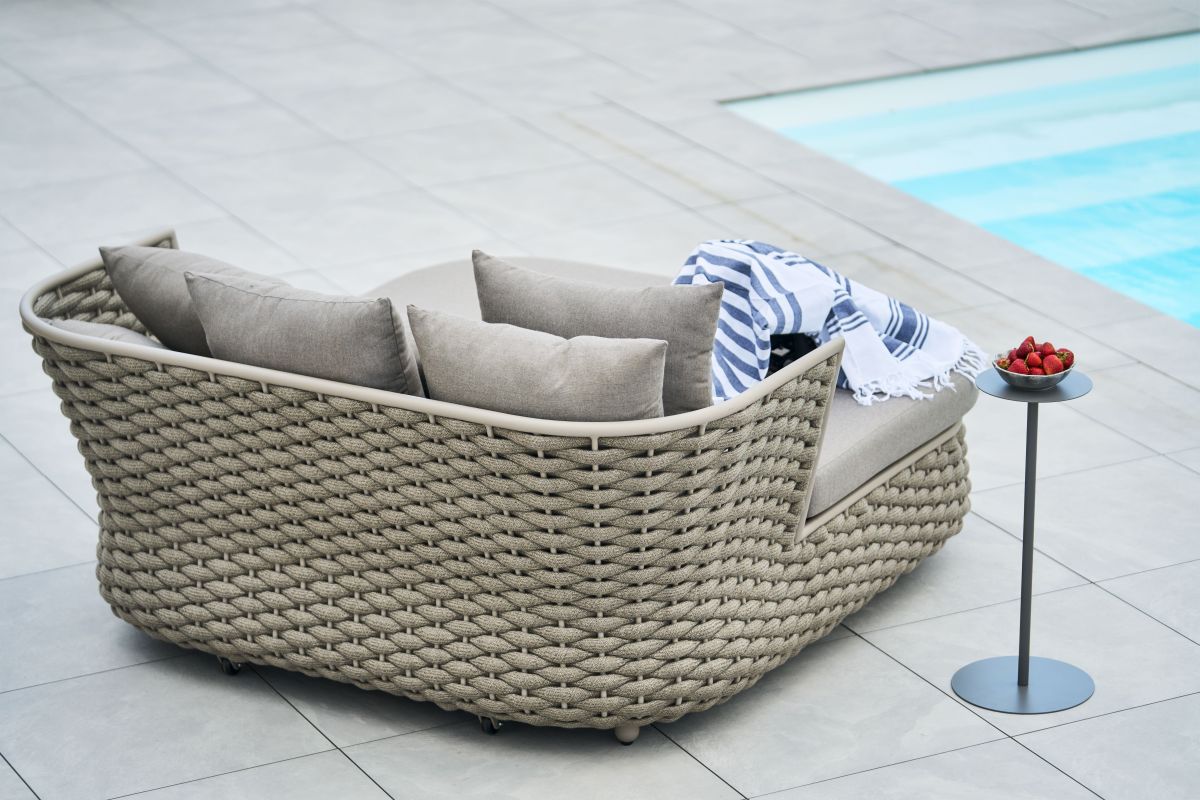 Fjordholmen Daybed / Tagesbett taupe mit Kissen und Hülle, Hillerstorp