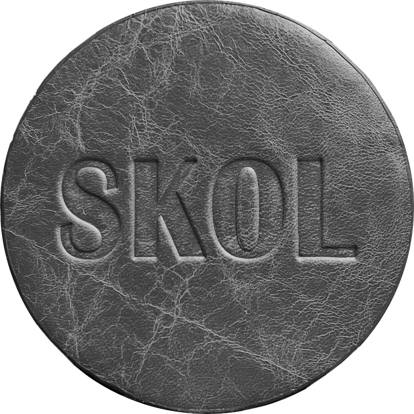 Leder-Untersetzer "SKOL" Ø 9,7 cm, schwarz