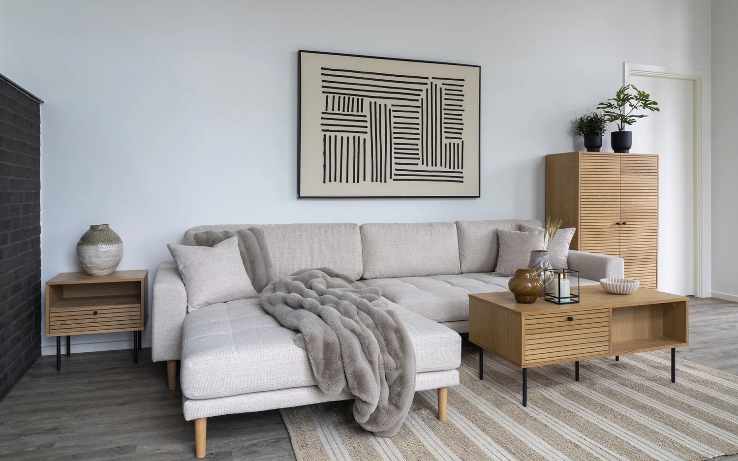 Lido Loungesofa 290x170 cm sand mit Ottomane rechts, 4 Kissen und Holzbeinen natur