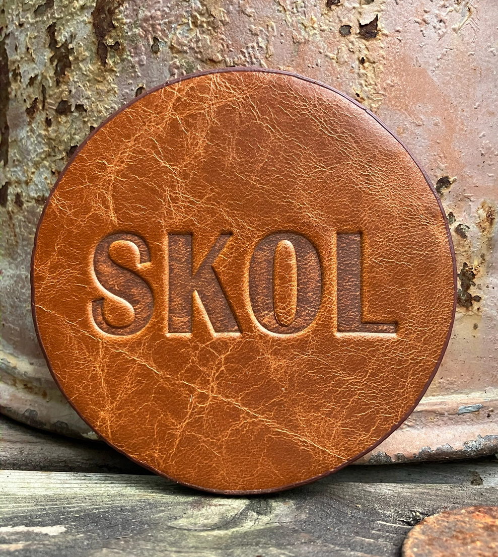 Leder-Untersetzer "SKOL" Ø 9,7 cm, verschiedene Farben