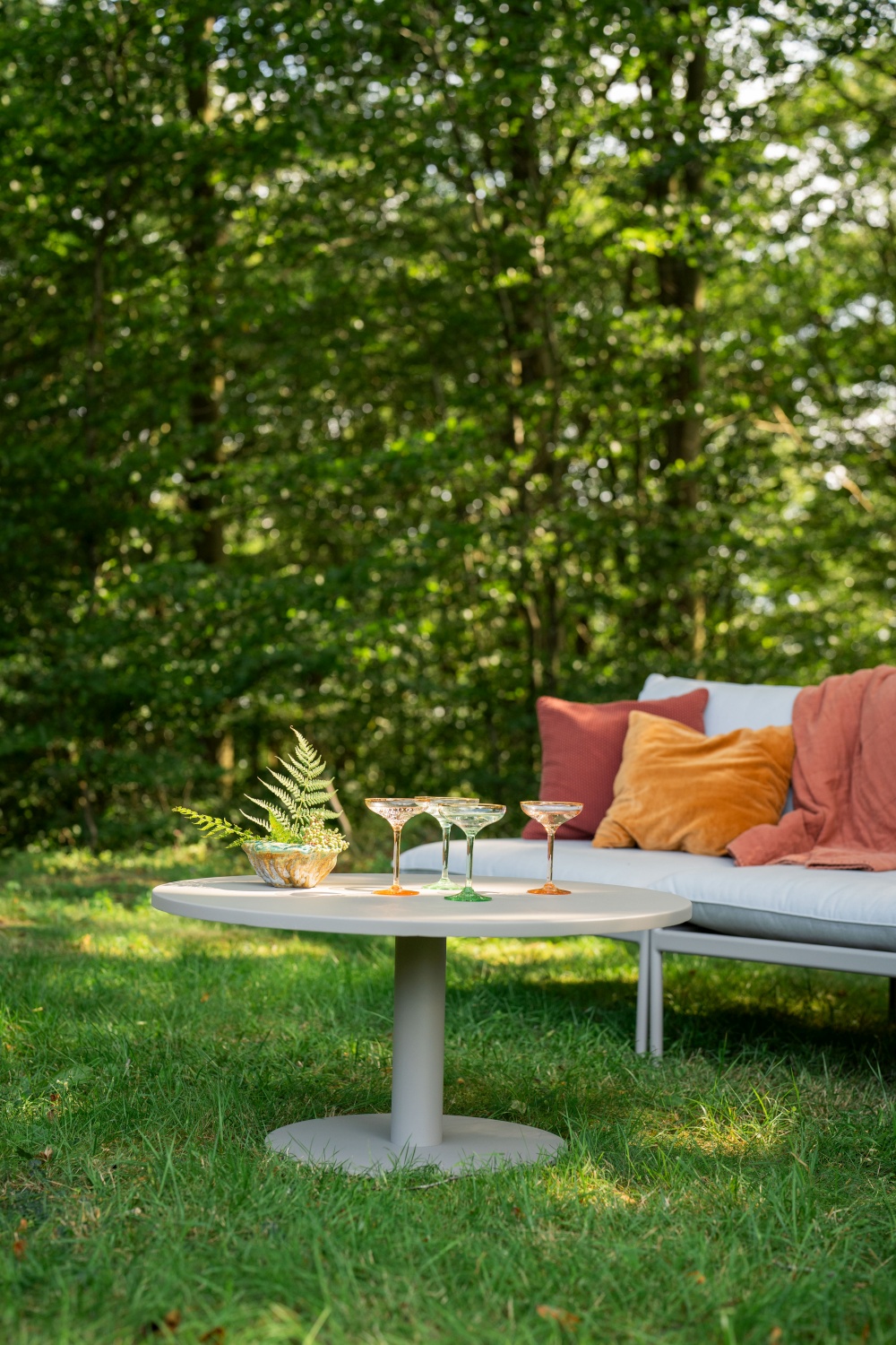 Näsby Loungetisch Metall sand Ø 80 cm von Hillerstorp