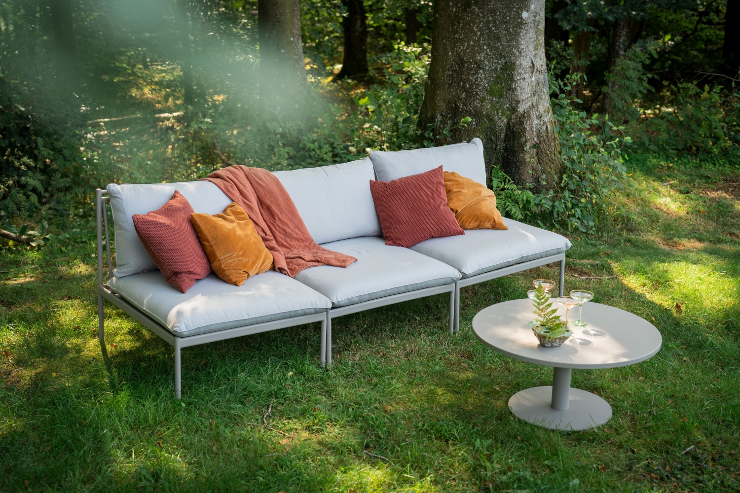 Näsby Loungetisch Metall sand Ø 80 cm von Hillerstorp